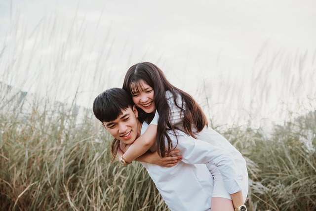 Casal sorrindo durante uma sessão de fotos