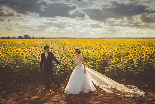 Noivos dançando na festa de casamento