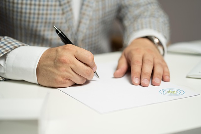 Pessoas assinando um contrato
